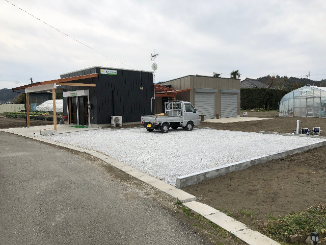 【太陽と野菜の直売所】の入り口駐車場の様子です！の画像です